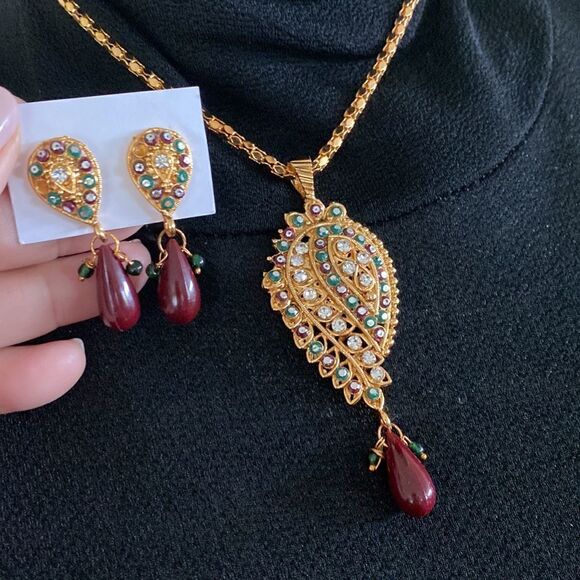 Bollywood Glamour Necklace & Earrings Set - Picture 2 of 12